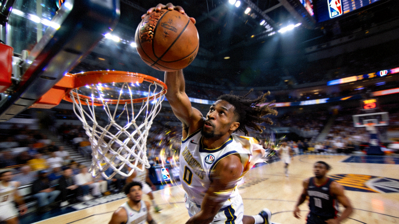 NBA篮球比赛激烈对抗瞬间，球员扣篮特写